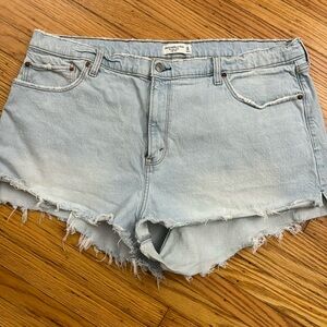 Abercrombie - Light Wash Mom Short